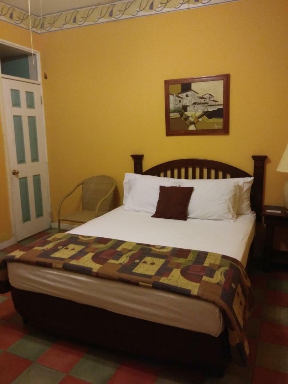 Hotel El Delfin Ливингстон Экстерьер фото